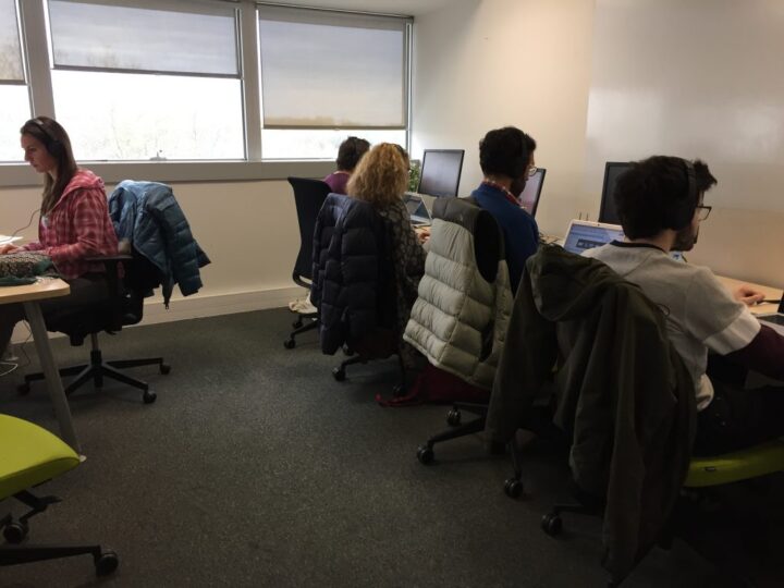 Narrateurs en train de travailler sur l'adaptation des livres FROG
