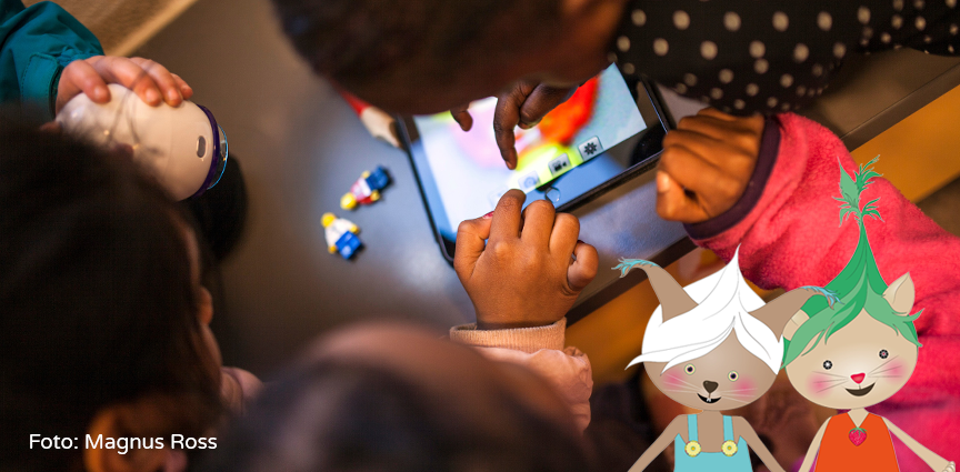 Foto av barn som sitter med et nettbrett av Magnus Ross