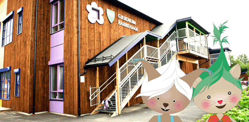 Eksteriørbilde av Gjerdrum barnehage med våre lesemaskoter Poly og Lino i forgrunnen