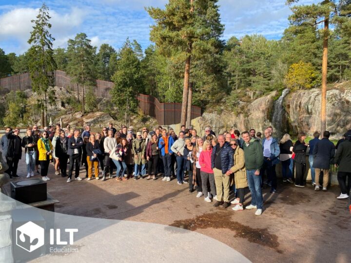 Bilde av ganske mange av våre ansatte under teambuilding i Kolmården Zoo høsten 2022
