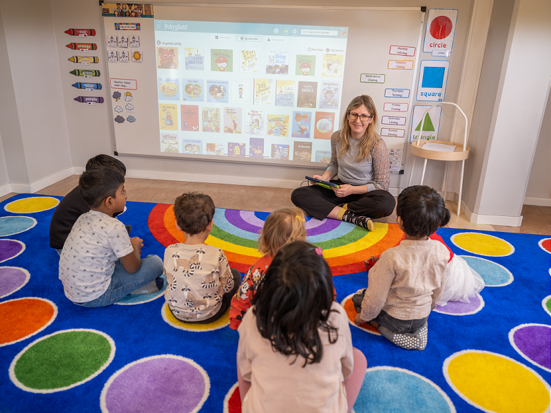 Opettaja ja lapset Lukulumon äärellä_smaller