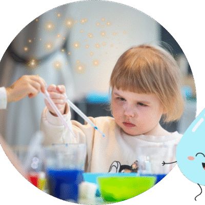 Kind experimentiert bildschirmfrei mit Alltagsmaterialien KiDE SCIENCE