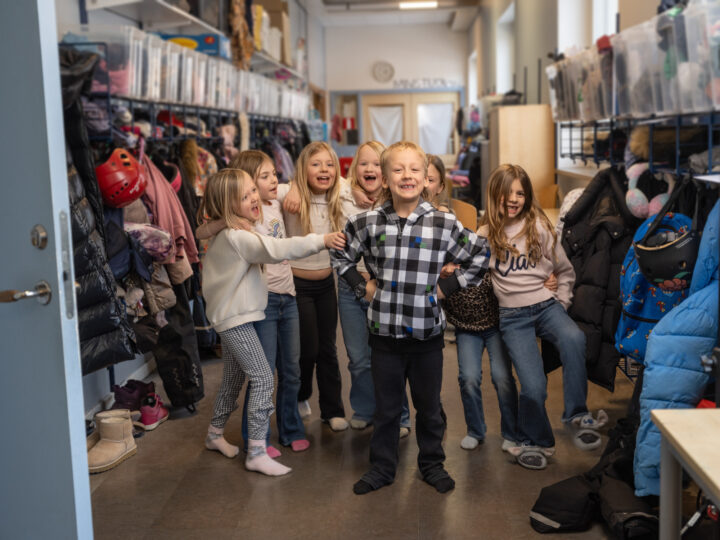 Glade barn som bruker Aski Raski