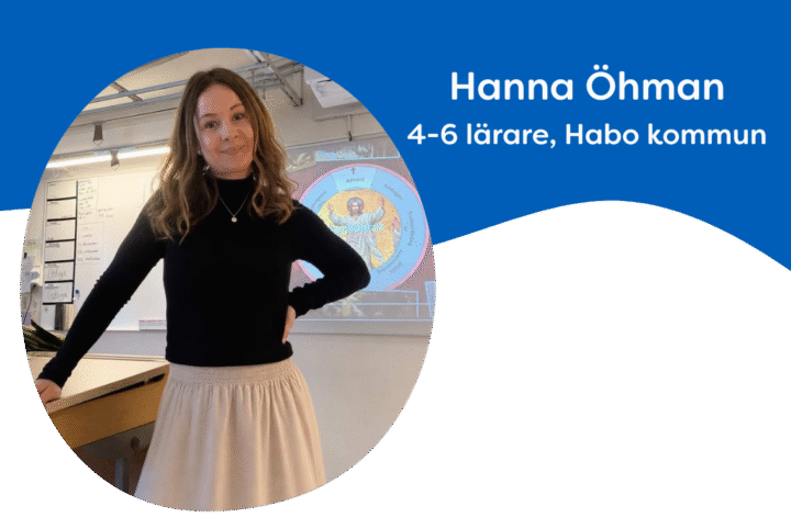 Hanna Öhman, lärare för årskurs 4-6 i Habo kommun, står i ett klassrum framför en projektion av kyrkoåret från Begreppa.