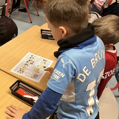 Elev på Håland skole bruker Aski Raski