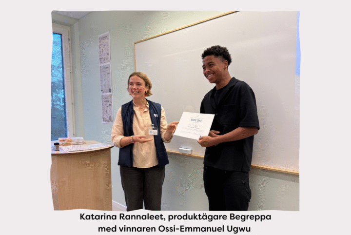 Katarina Rannaleet, produktägare på Begreppa, överlämnar diplom till Ossi-Emmanuel Ugwu i klassrummet