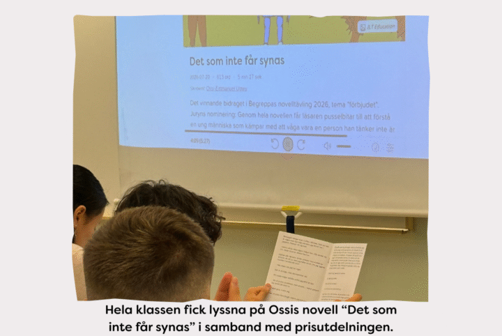 Elever sedda bakifrån lyssnar på den inlästa versionen av novellen 