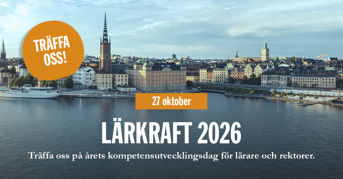Vy över Stockholms stadssilhuett vid vattnet i kvällsljus, med texten "Lärkraft 2026" och information om ett kompetensutvecklingsevenemang för lärare och rektorer den 27 oktober.