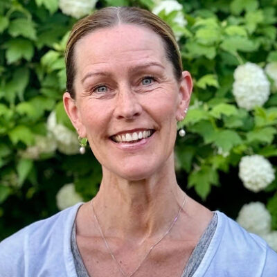 Maria Even, innehållsproducent för Aski Raski, ler mot kameran
